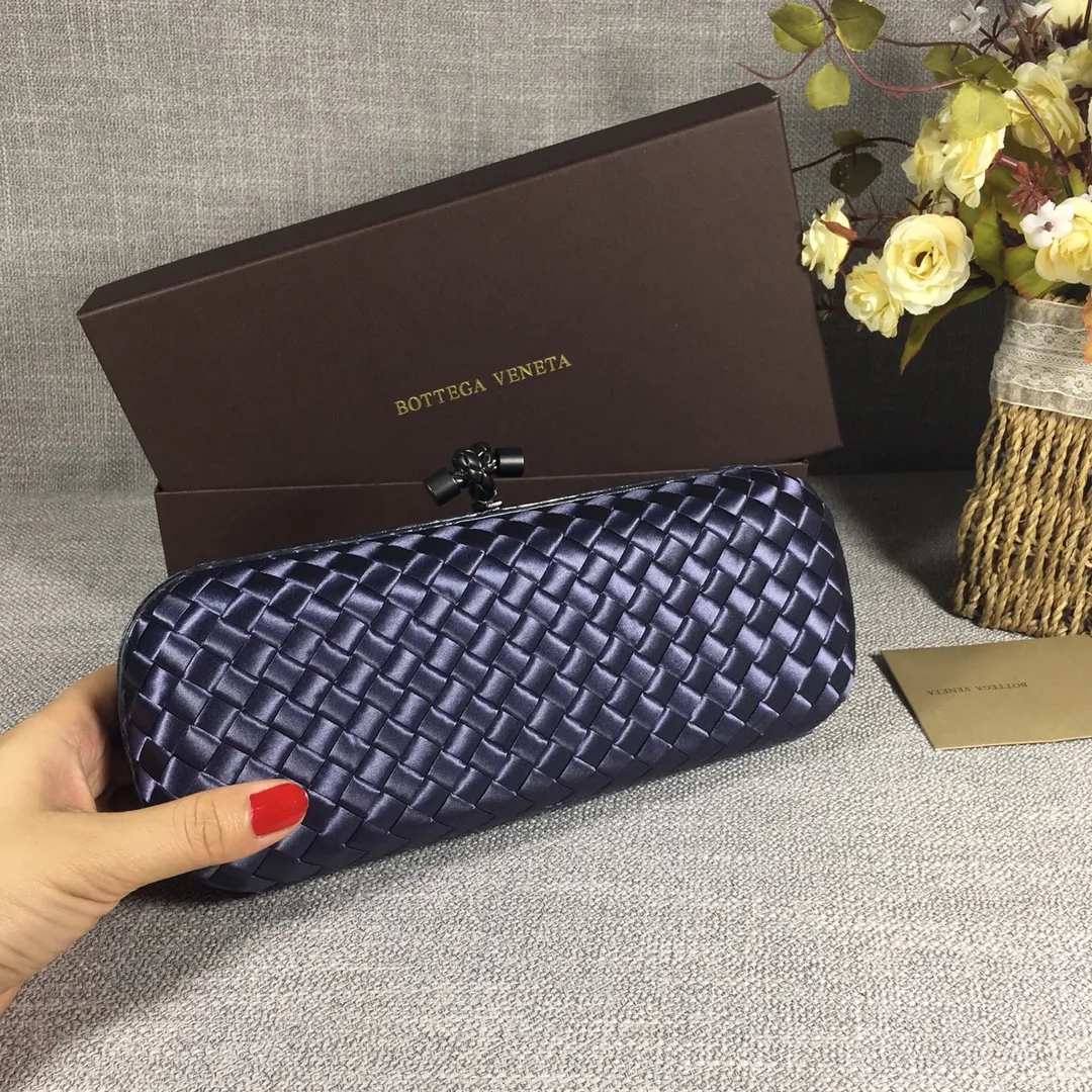 8651 Large Classic Dinner Bag ~~~Snake leather with ribbon ~~~Dense and slippery, not easy to fluff, can hold iPhones of all sizes! Size: 25cm*9.5cm*4cm